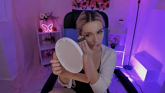 AuroraWrenfield online show from 10.08.25