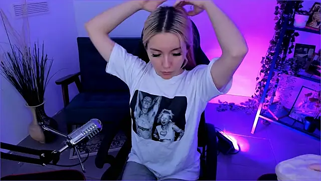 AuroraWrenfield online show from 10.09.25