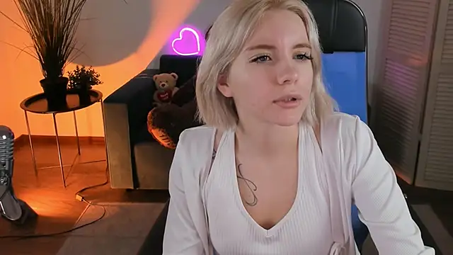 AuroraWrenfield online show from 12.15.25