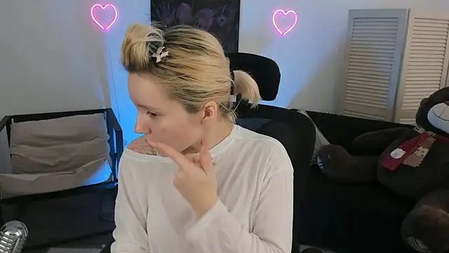 AuroraWrenfield online show from 02.04.26