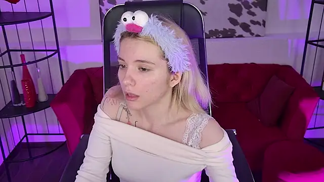 AuroraWrenfield online show from 04.06.26