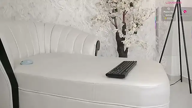 aura sanders1 online show from 12.03.25