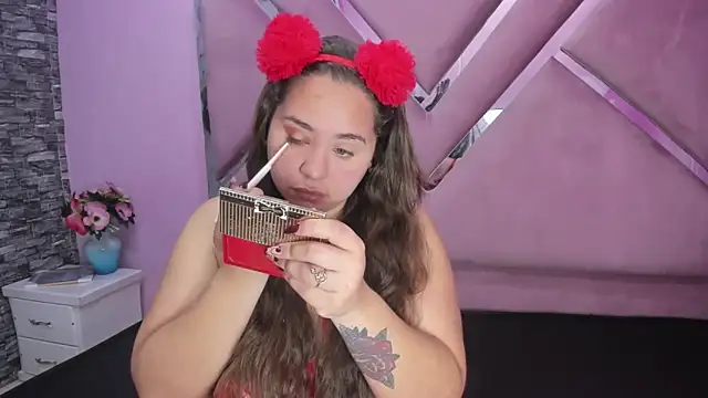 Snapshot of LucyOwen_18 chatting on 09.09.25 LucyOwen 18 online show from 09.09.25