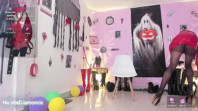 Snapshot of NicolleDiamonds_cg chatting on 10.06.25 NicolleDiamonds cg online show from 10.06.25