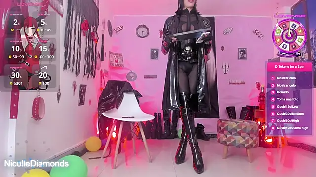 Snapshot of NicolleDiamonds_cg chatting on 10.28.25 NicolleDiamonds cg online show from 10.28.25