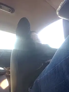 Snapshot of uratre chatting on 11.28.25 uratre online show from 11.28.25