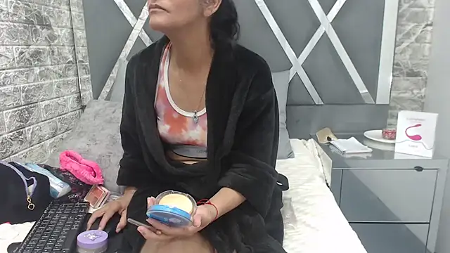 Snapshot of YanetRose chatting on 10.14.25 YanetRose online show from 10.14.25