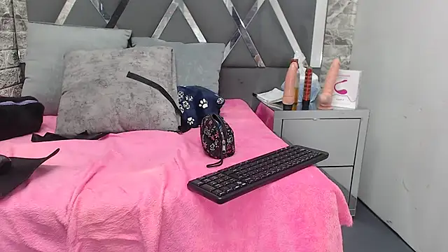 Snapshot of YanetRose chatting on 10.27.25 YanetRose online show from 10.27.25