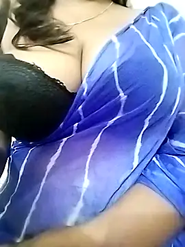 Snapshot of Ponds_beauty chatting on 10.04.25 Ponds beauty online show from 10.04.25