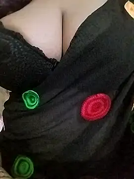 Snapshot of Ponds_beauty chatting on 10.12.25 Ponds beauty online show from 10.12.25