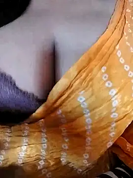 Snapshot of Ponds_beauty chatting on 10.23.25 Ponds beauty online show from 10.23.25