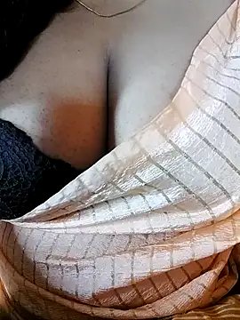 Snapshot of Ponds_beauty chatting on 10.31.25 Ponds beauty online show from 10.31.25