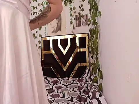 lucywhite13 online show from 09.17.25