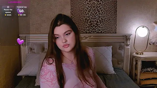 Snapshot of EmilyHyde chatting on 10.20.25 EmilyHyde online show from 10.20.25