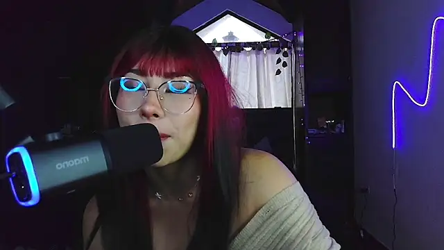 Snapshot of Shisuku_Sophi chatting on 10.24.25 Shisuku Sophi online show from 10.24.25