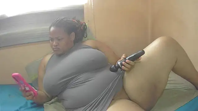 Snapshot of BigSexyEbony chatting on 10.25.25 BigSexyEbony online show from 10.25.25