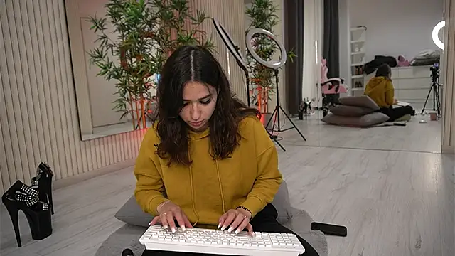 EmmaBlanco online show from 10.18.25