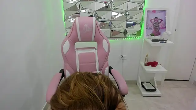 Snapshot of camixxx_m chatting on 09.19.25 camixxx m online show from 09.19.25