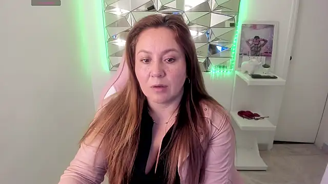 Snapshot of camixxx_m chatting on 10.15.25 camixxx m online show from 10.15.25