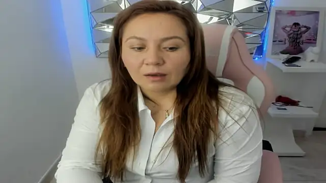 Snapshot of camixxx_m chatting on 10.20.25 camixxx m online show from 10.20.25