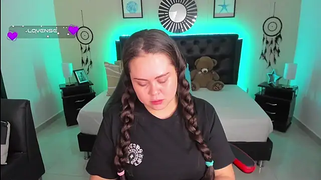 Snapshot of LolaVillalobos chatting on 09.13.25 LolaVillalobos online show from 09.13.25