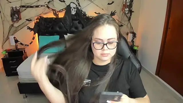 Snapshot of LolaVillalobos chatting on 10.16.25 LolaVillalobos online show from 10.16.25