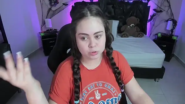 Snapshot of LolaVillalobos chatting on 10.18.25 LolaVillalobos online show from 10.18.25