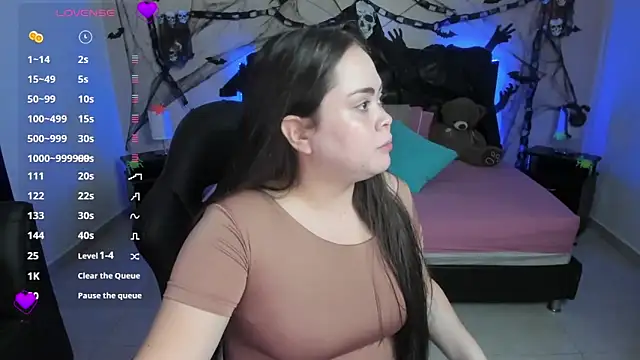 Snapshot of LolaVillalobos chatting on 10.20.25 LolaVillalobos online show from 10.20.25