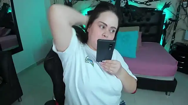 Snapshot of LolaVillalobos chatting on 10.27.25 LolaVillalobos online show from 10.27.25