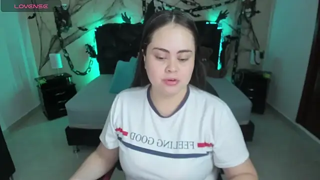 Snapshot of LolaVillalobos chatting on 10.29.25 LolaVillalobos online show from 10.29.25