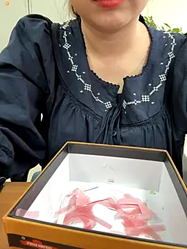 PhuongNhi21 online show from 10.31.25