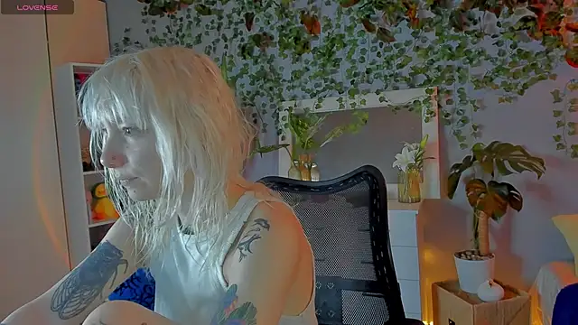 Snapshot of tattoo_art_baby chatting on 06.17.26 tattoo art baby online show from 06.17.26