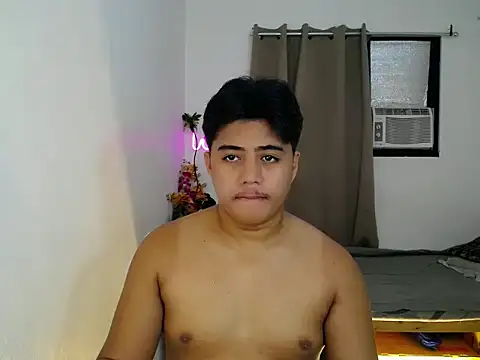 Snapshot of Hugecock2hundle_intown chatting on 11.17.25 Hugecock2hundle intown online show from 11.17.25