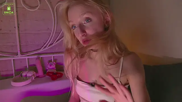 Snapshot of maya_snow chatting on 10.18.25 maya snow online show from 10.18.25