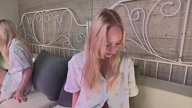 Snapshot of maya_snow chatting on 11.07.25 maya snow online show from 11.07.25