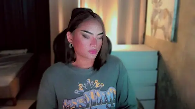 Snapshot of kaicromwell_ chatting on 11.18.25 kaicromwell online show from 11.18.25