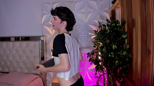 Snapshot of austin_rouse chatting on 09.18.25 austin rouse online show from 09.18.25