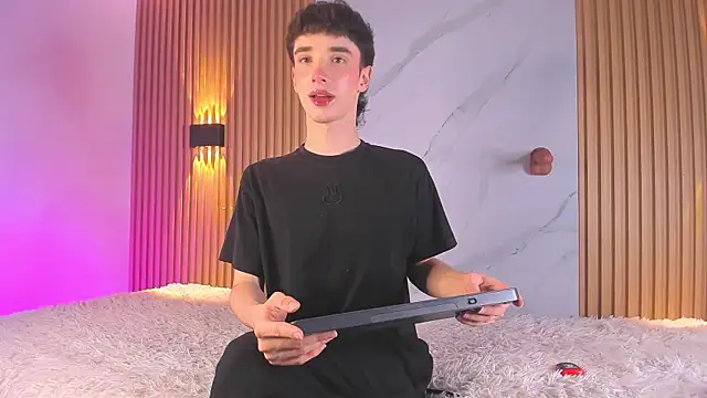 Snapshot of austin_rouse chatting on 10.21.25 austin rouse online show from 10.21.25