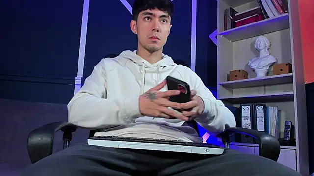 Snapshot of etham_wolf_ chatting on 09.19.25 etham wolf online show from 09.19.25