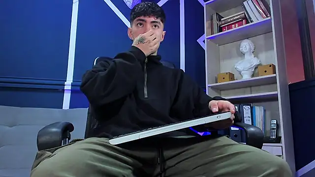 Snapshot of etham_wolf_ chatting on 09.22.25 etham wolf online show from 09.22.25