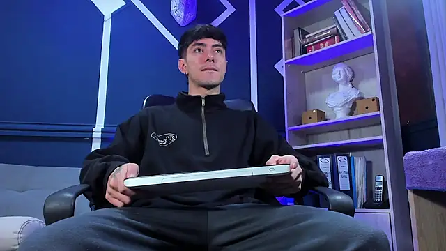 Snapshot of etham_wolf_ chatting on 09.29.25 etham wolf online show from 09.29.25