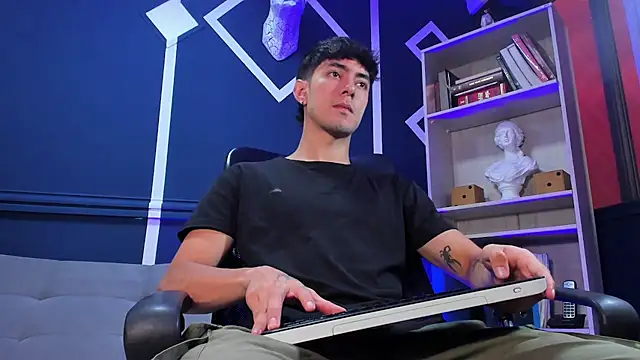 Snapshot of etham_wolf_ chatting on 10.03.25 etham wolf online show from 10.03.25