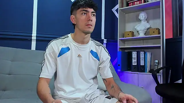 Snapshot of etham_wolf_ chatting on 10.04.25 etham wolf online show from 10.04.25