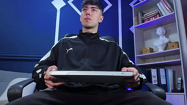 Snapshot of etham_wolf_ chatting on 10.06.25 etham wolf online show from 10.06.25