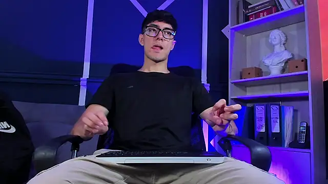 Snapshot of etham_wolf_ chatting on 10.08.25 etham wolf online show from 10.08.25