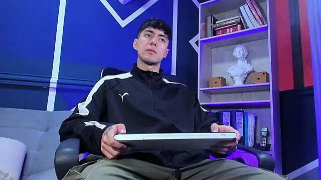 Snapshot of etham_wolf_ chatting on 10.10.25 etham wolf online show from 10.10.25