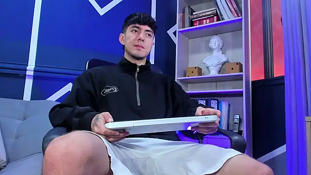 Snapshot of etham_wolf_ chatting on 10.11.25 etham wolf online show from 10.11.25