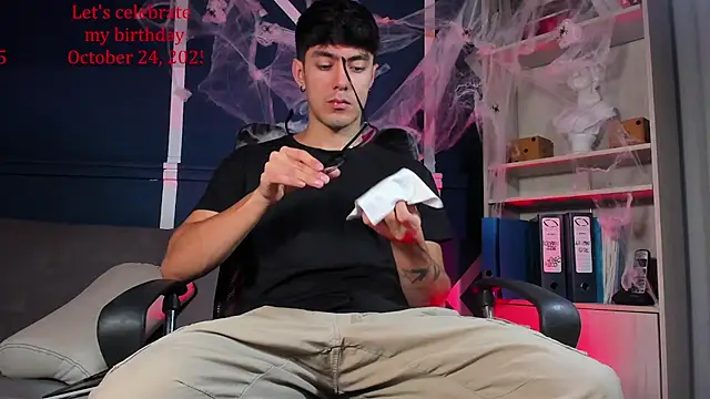 Snapshot of etham_wolf_ chatting on 10.16.25 etham wolf online show from 10.16.25