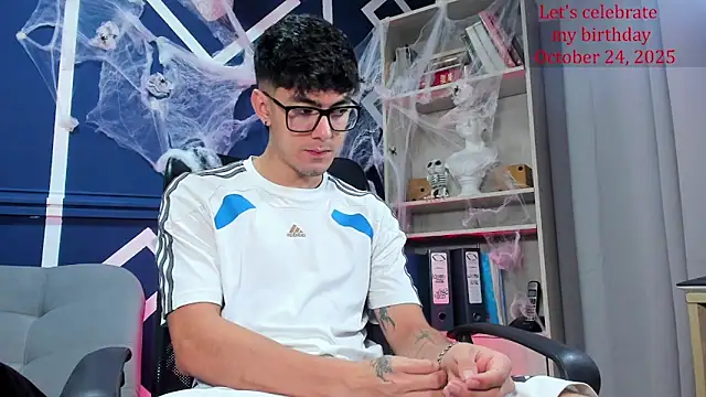 Snapshot of etham_wolf_ chatting on 10.18.25 etham wolf online show from 10.18.25