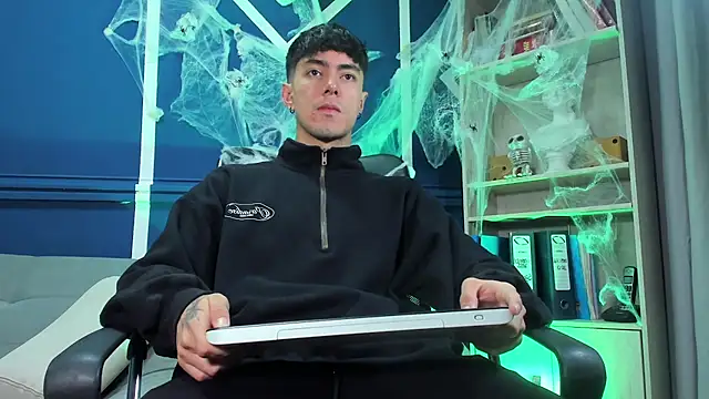 Snapshot of etham_wolf_ chatting on 10.20.25 etham wolf online show from 10.20.25